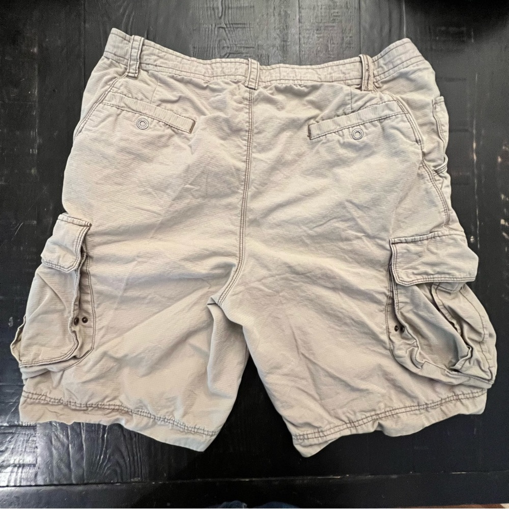 Tommy Bahama Khaki Cargo Shorts Size 36 Men’s EUC - Picture 2 of 9